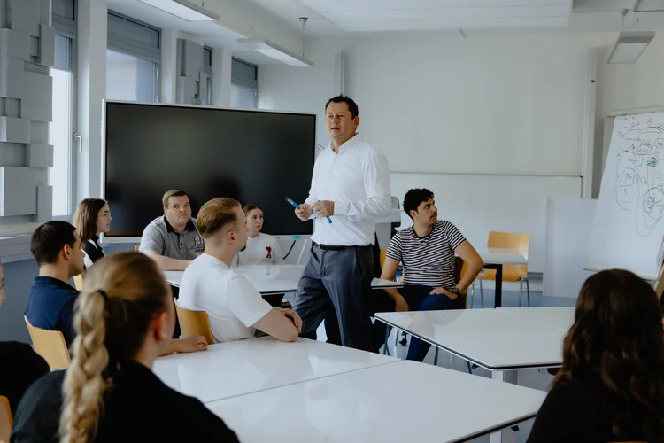 Prof. Sinewe vor Studierenden