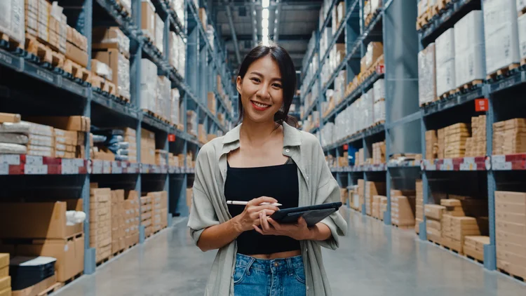 Mitarbeiterin mit Tablet in einem Lager- und Logistikumfeld