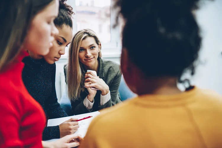 Diverses Team von Gestalterinnen und Gestaltern im Gespräch
