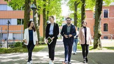 Studierende spazieren über den Campus